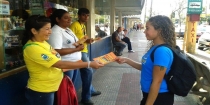 Agentes de endemias orientam moradores para combate à dengue